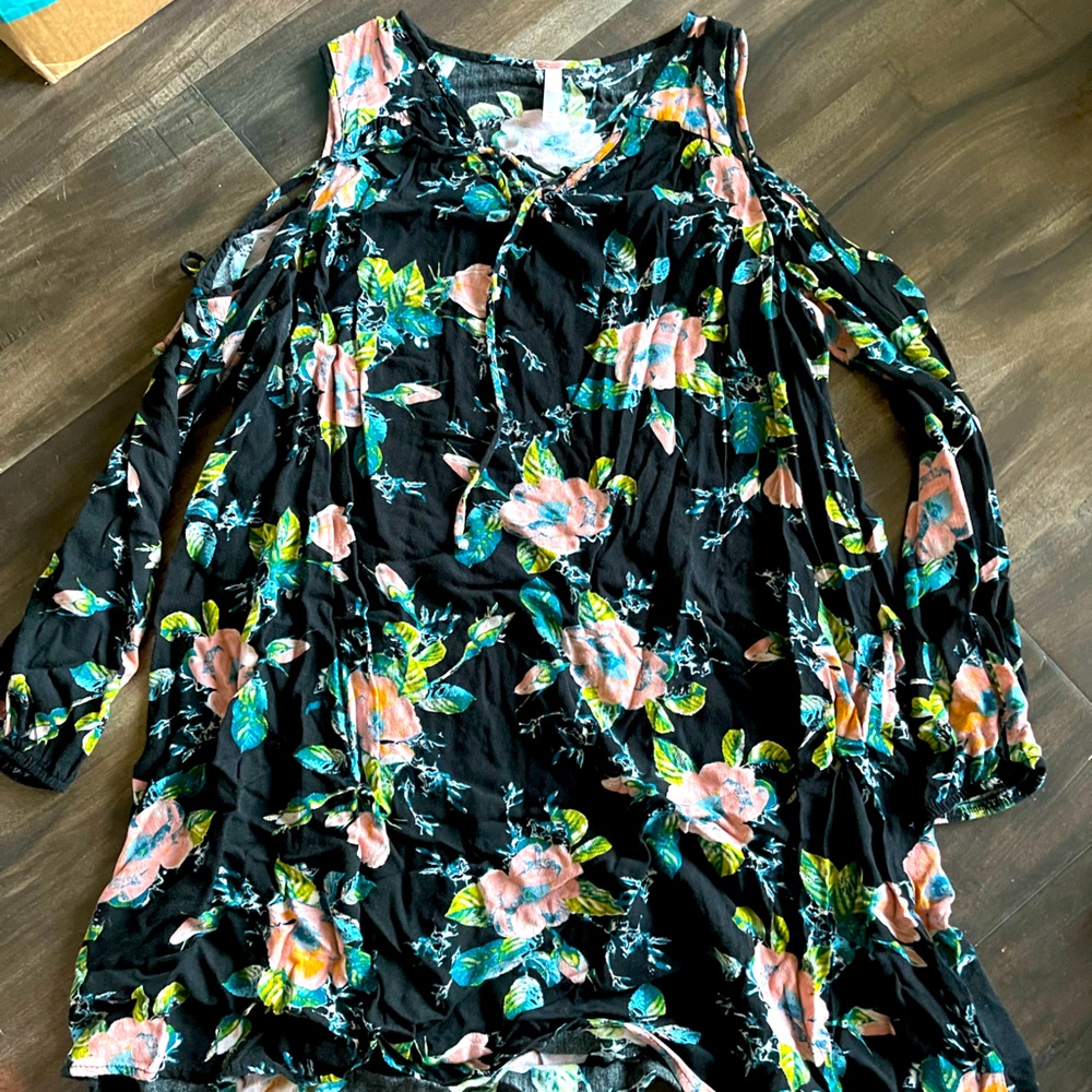 Super cute dress with open shoulder sleeves